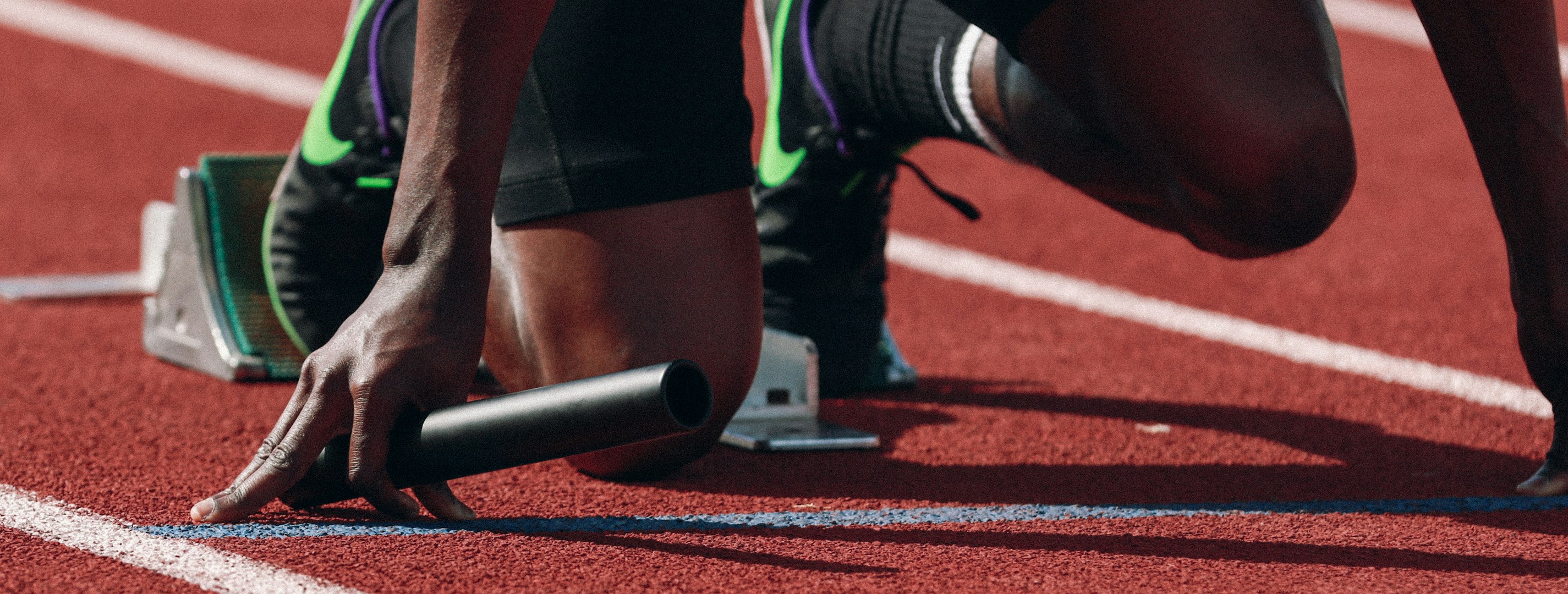 体育场全景 - 宏伟的现代化体育场，观众席座无虚席，中央是绿色的足球场