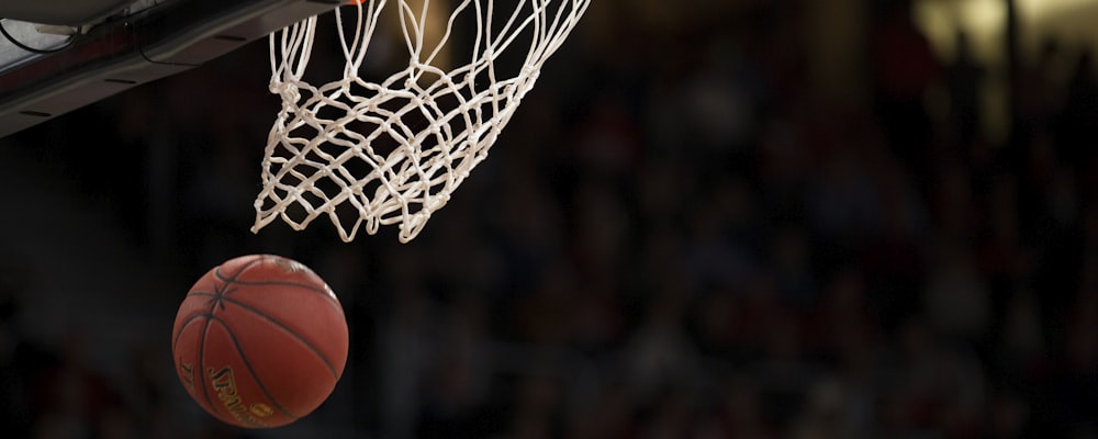 篮球比赛扣篮瞬间 - 运动员腾空而起，将篮球扣入篮筐的强力画面