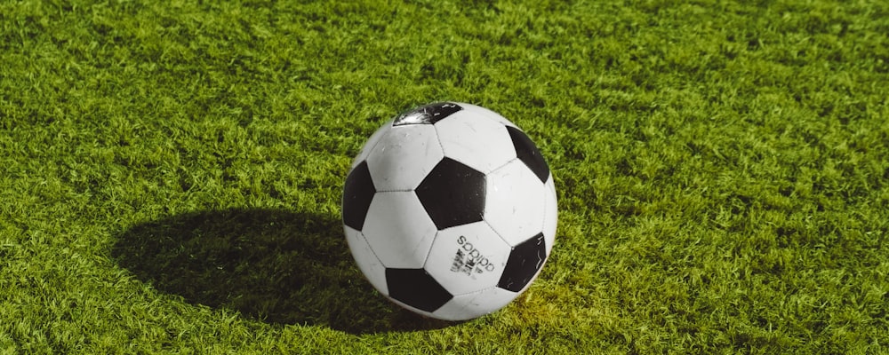 足球比赛精彩瞬间 - 运动员在绿茵场上激烈拼抢，足球在空中飞行的动态画面