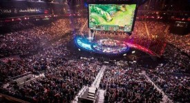 BLG夺冠捧杯瞬间全记录：选手花絮、粉丝反应与赛后采访直击